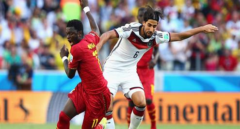 بالفيديو.. نجم غانا المسلم يوزع المال على الفقراء بالبرازيل